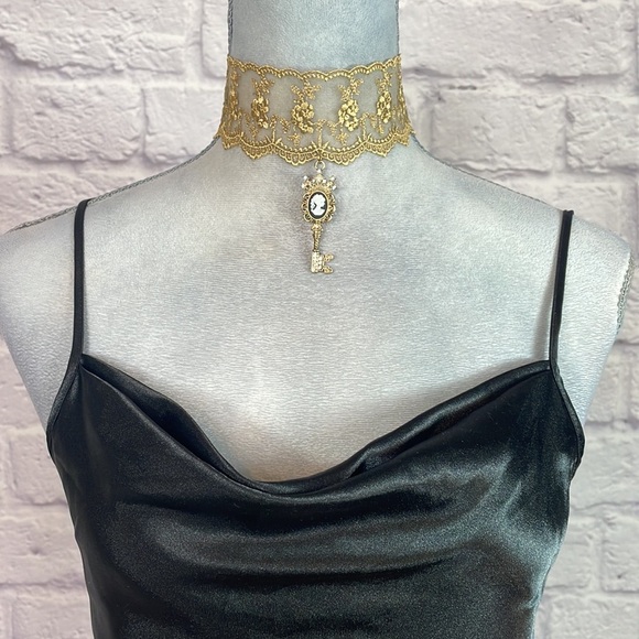 Handmade lace cameo key pendant choker necklace - Picture 2 of 6
